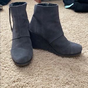 Toms Womens suede ankle wedge booties